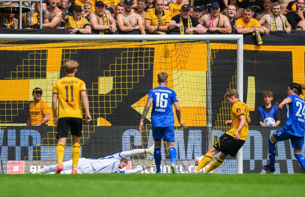 Christoph Daferner (Dynamo Dresden, 2.v.r.) erzielt das Tor zum 1:1.