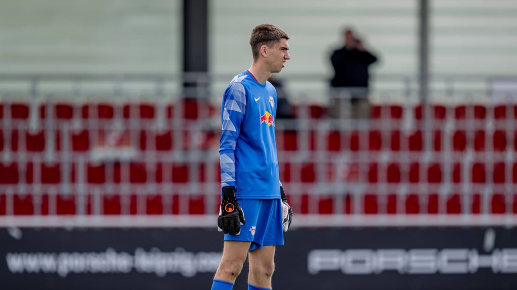 Tom Eisfeld spielte bis zur U17 bei RB Leipzig – hier steht er 2023 im Tor der U16.