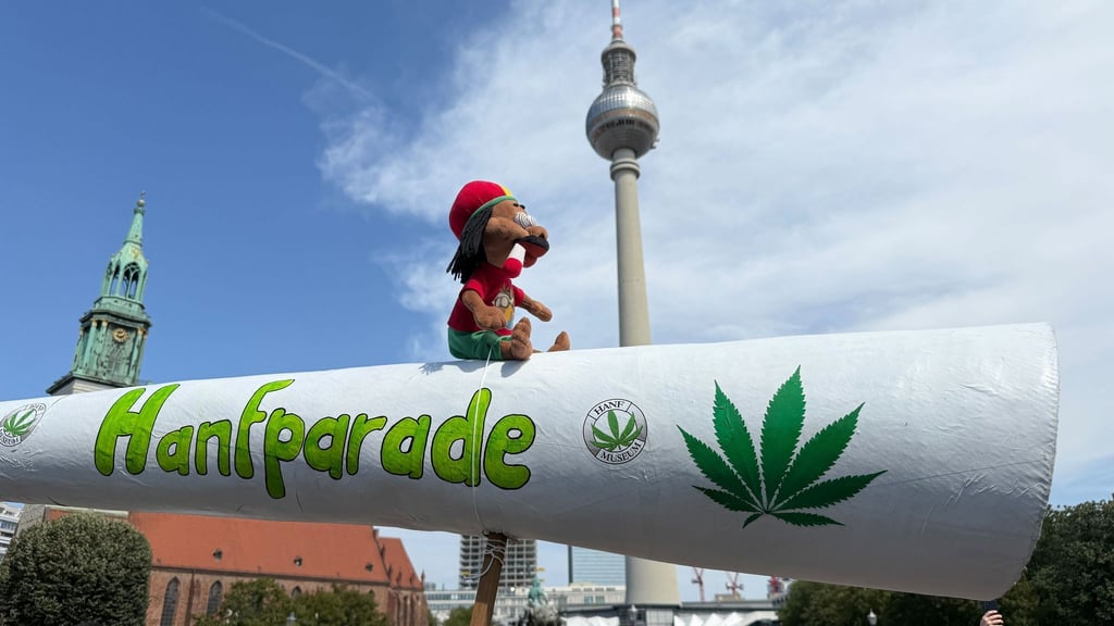 Den Teilnehmern der Hanfparade geht die Teillegalisierung von Cannabis nicht weit genug.