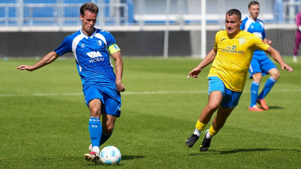 FCM-II-Kapitän Julius Pfennig (li.) am Ball: Sein Team unterlag gegen die Gäste vom FSV Luckenwalde.