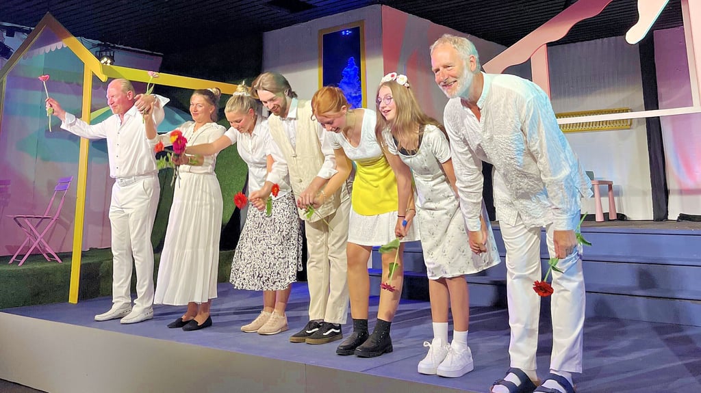 Das Ensemble dankte nach der Premiere von „Nora oder Ein Puppenheim“ in Wust dem Publikum. Zu den Mitwirkenden gehörten Enrico Reumann (von links), Natalie Müller, Alexandra Barnard, Peter Haynes, Alyssa Reumann, Magdalena Müller und Arthur Shettle.