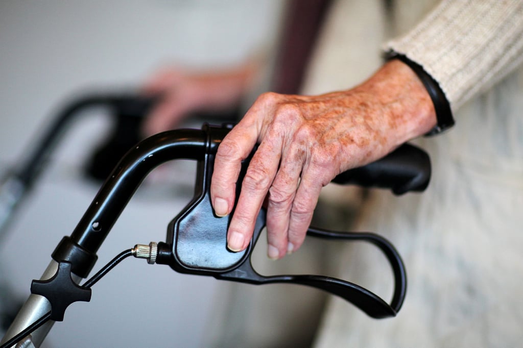 Eigenständig bleiben mit Rollator.