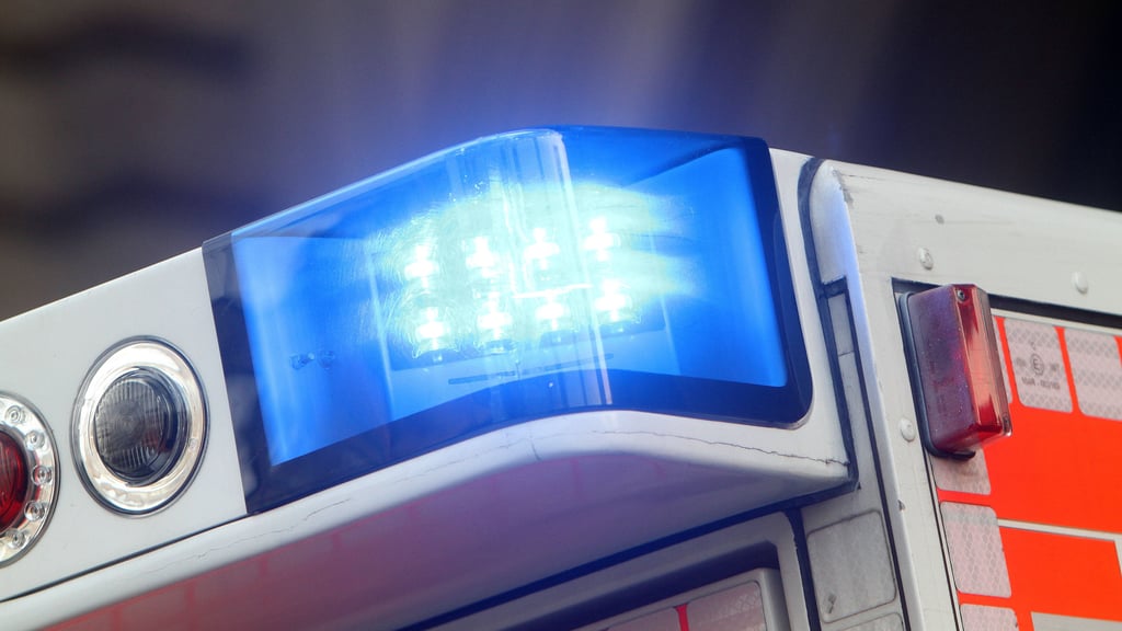 Rettungskräfte mussten in Magdeburg einen schwerstverletzten Motorradfahrer versorgen.