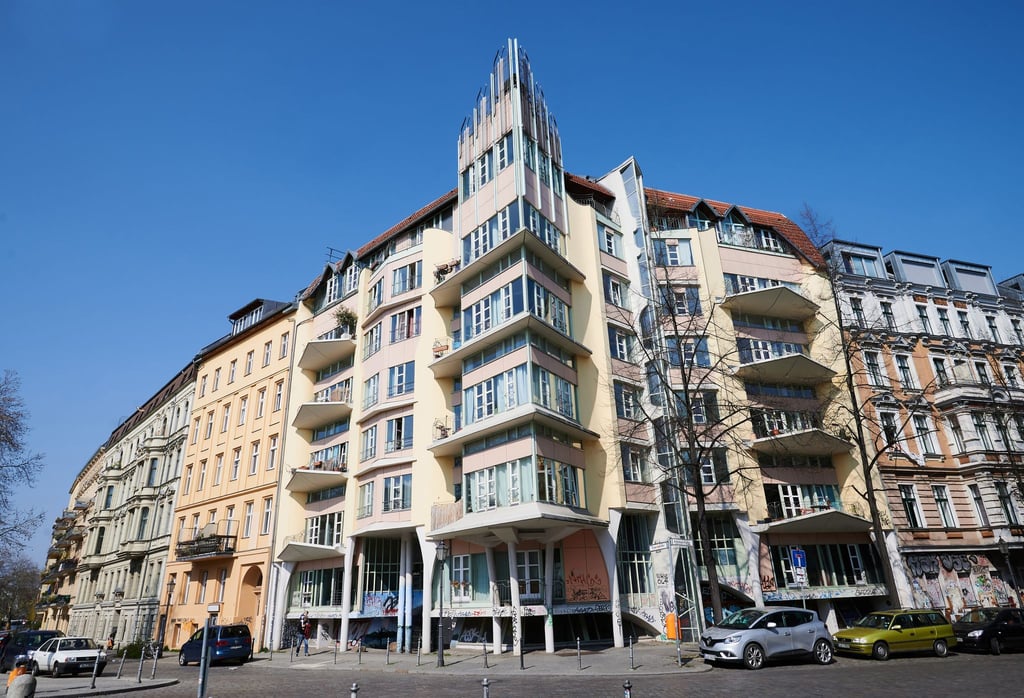 Hinrich Ballers Architektur ist eigenwillig und fällt auf - ein Beispiel ist das Torhaus am Fraenkelufer. (Archivfoto)