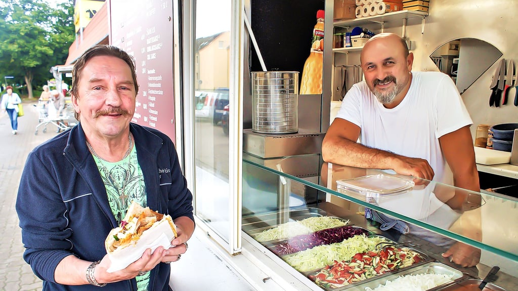 Hans-Dieter (Hansi) Müller (links) gehört zu den Stammkunden bei Ali Alkis und dessen „Imbiss-Treff“ in Havelberg. Er hat mit seiner Frau vor Jahren bei ihm gearbeitet. Die Döner hier sind große Klasse, eben richtig türkisch, schwärmt er.
