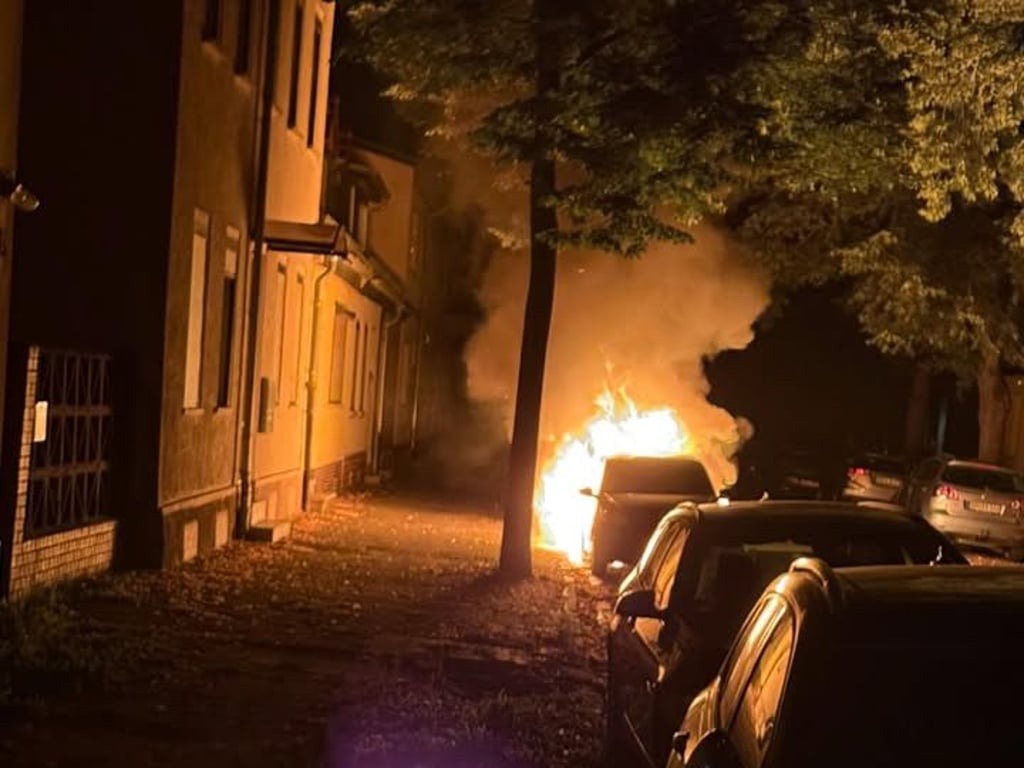 Der Feuerschein der brennenden Autos war schon von weitem zu sehen.