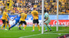 Magdeburgs Jean Hugonet (3.v.l.) trifft zum 1:0.