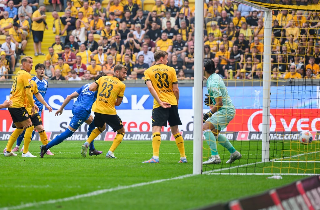 Magdeburgs Jean Hugonet (3.v.l.) trifft zum 1:0.