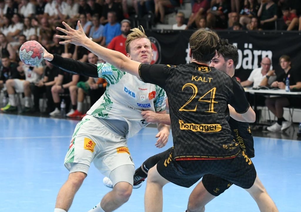 Autsch! Gisli Kristjansson musste beim klaren Sieg des SCM gegen Bern auch einiges an Zweikampfhärte hinnehmen.