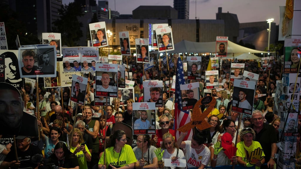 Zehntausende Menschen demonstrierten in Tel Aviv gegen die von der israelischen Regierung geplante Ausweitung des Gaza-Kriegs.
