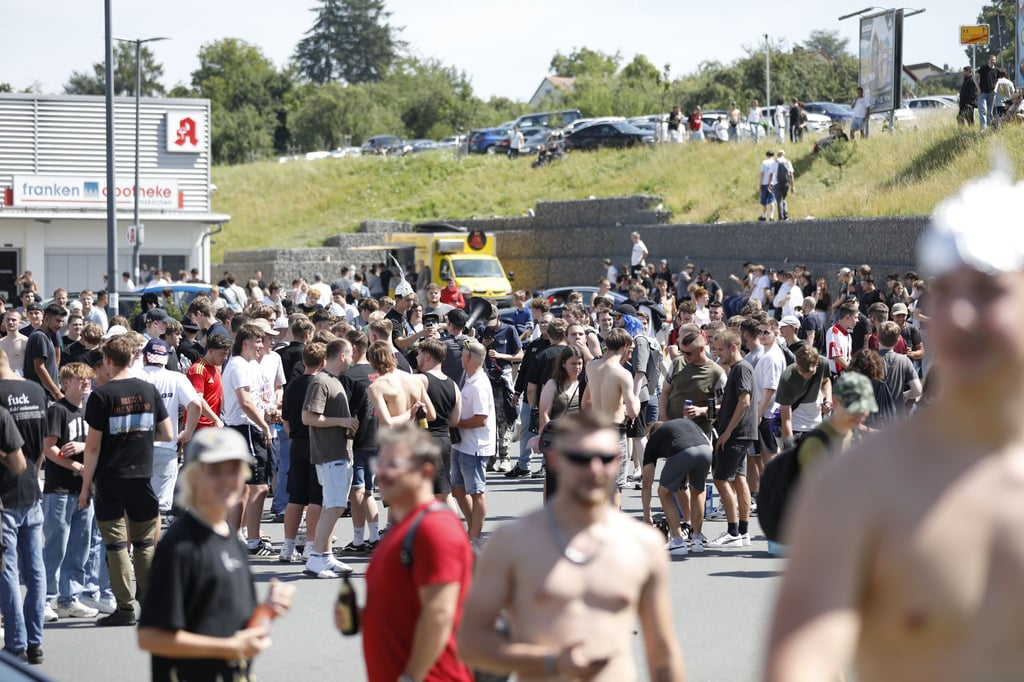 Tausende Menschen haben sich laut Polizei in und um Altschauerberg in Mittelfranken versammelt - sogenannte Hater des Youtubers „Drachenlord“.