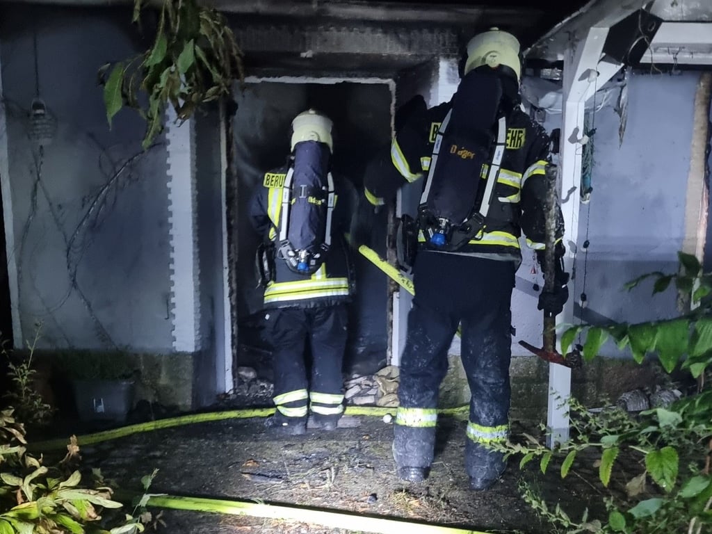Die Feuerwehrleute beim Löscheinsatz in der Kühnauer Straße in Dessau.