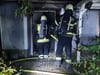 Die Feuerwehrleute beim Löscheinsatz in der Kühnauer Straße in Dessau.