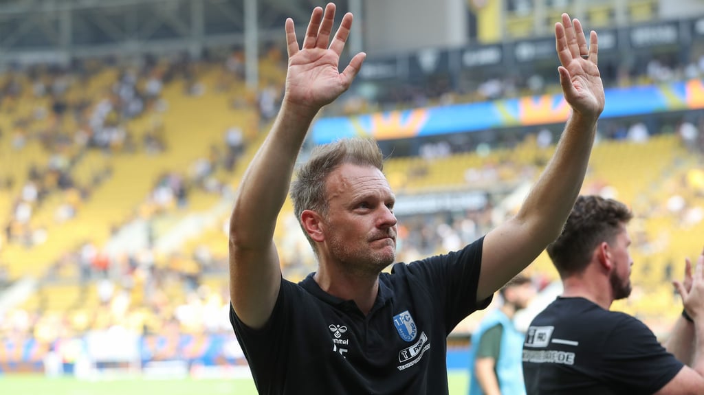 FCM-Cheftrainer Markus Fiedler feierte beim Spiel seines 1. FC Magdeburg seinen ersten Pflichstpielsieg - ausgerechnet im Derby gegen Dynamo Dresden.