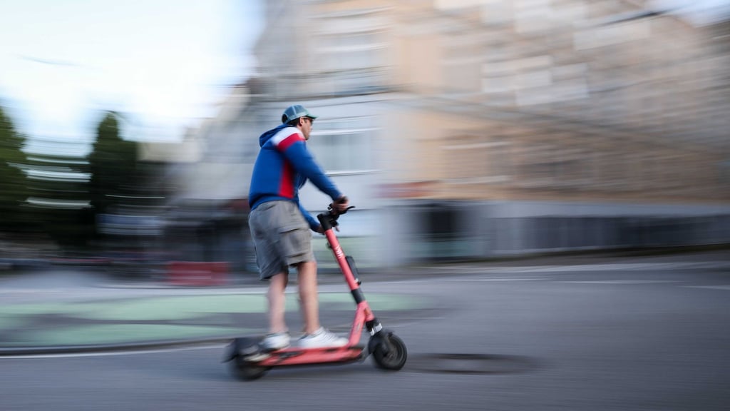 Ein 18-Jährier hat auf einem E-Scooter versucht, der Polizei zu entkommen.