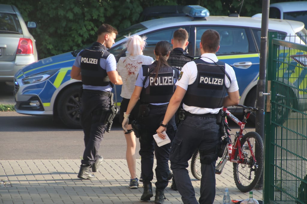 In der Silberhöhe in Halle kam es wegen einer Messerattacke zu einem Großeinsatz der Polizei. Eine Frau mit blutverschmierter Kleidung wurde festgenommen. 