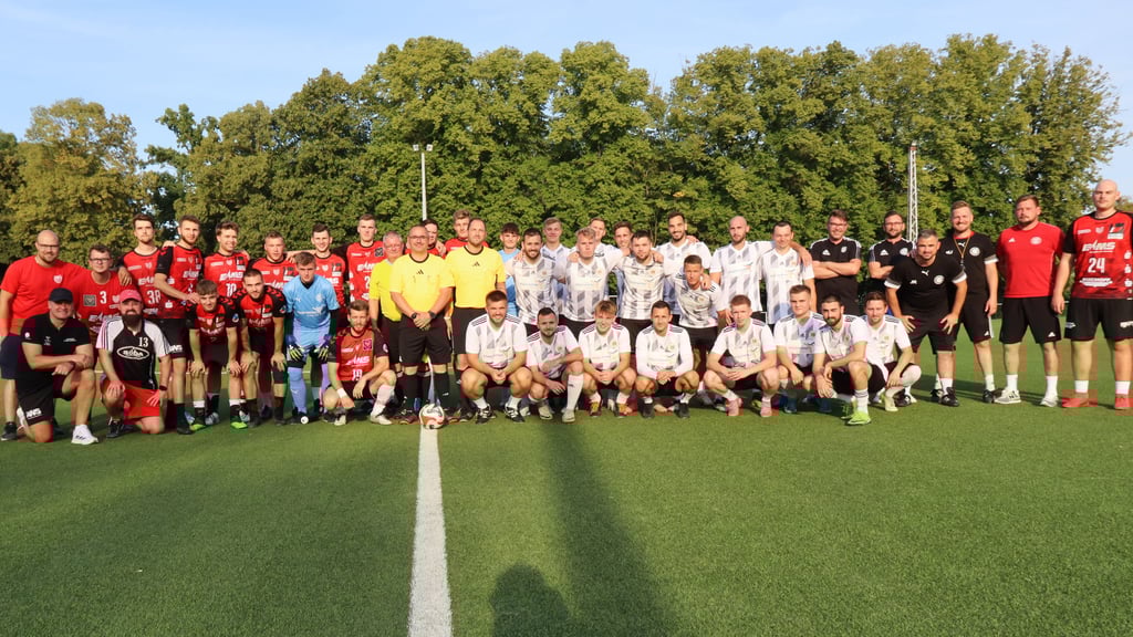 Die Handballer (rote Trikots) mussten sich am Ende nur recht knapp den Fußballern geschlagen geben.