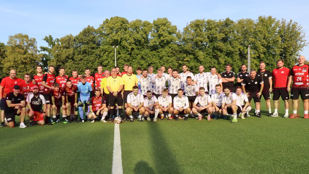 Die Handballer (rote Trikots) mussten sich am Ende nur recht knapp den Fußballern geschlagen geben.