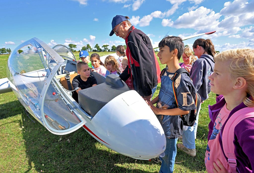 Florian staunt, wie eng es in so einem Segler ist. Andreas Hofmann erklärt, wie so ein Flugzeug funktioniert.