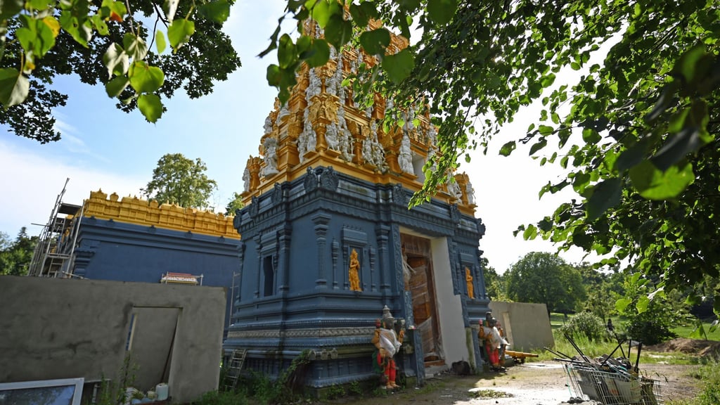 Von außen ist der Hindutempel schon fast fertig. (Archivbild)