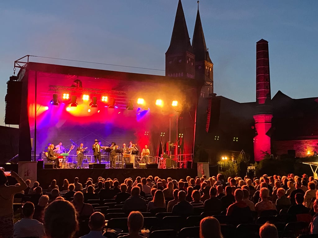 Die Bühne und das Kloster erstrahlen bunt.