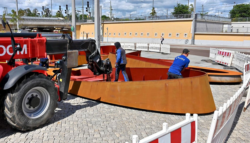 Im Eckbereich Ernst-Reuter-Allee/Willy-Brandt-Platz in Magdeburg sind seit dem 30. Juli für rund drei Wochen Sperrungen in Teilen der Fußgängerzone und Einschränkungen im Radwegbereich erforderlich.