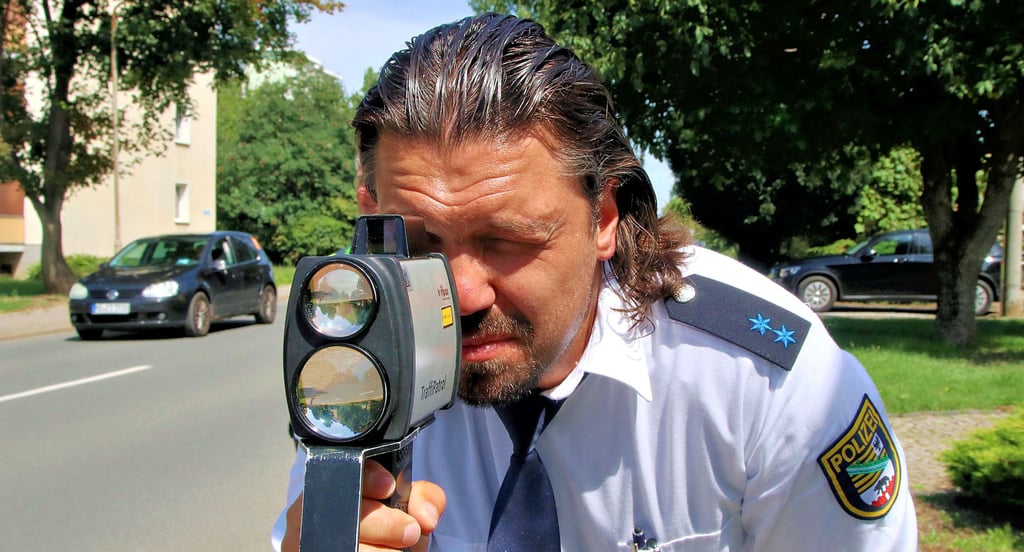Der Calbenser Regionalbereichsbeamte Dominik Giese steht hier am Lasermessgerät in der Barbyer Straße.