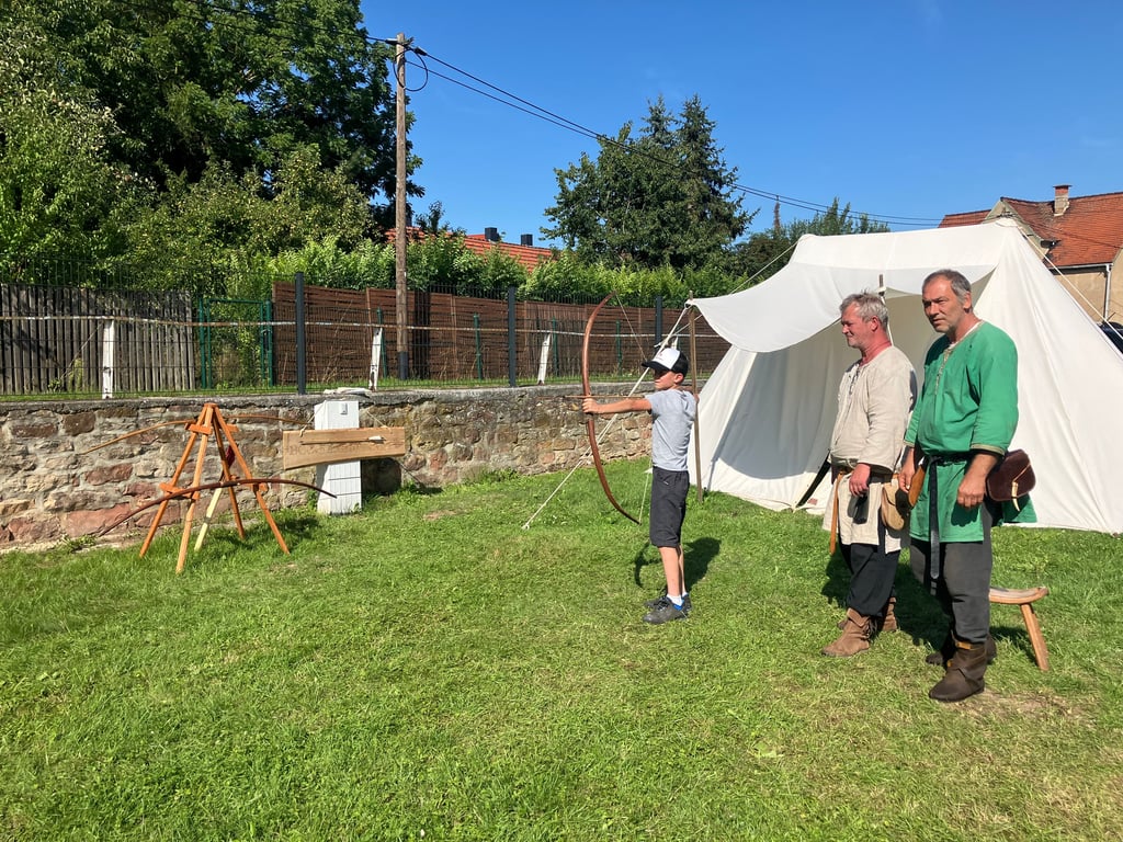 Bogenschießen stand ebenfalls auf dem Programm im Sommerferienlager 2025 von „Corvos - Die Raben" am Dorfgemeinschaftshaus in Hornburg.