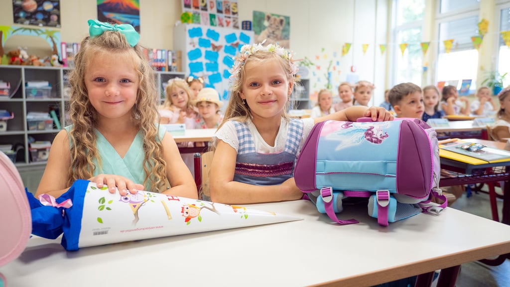Ella und Charlotta bei ihrer Einschulung ind ie Grundschule Gommern Am Weinberg.