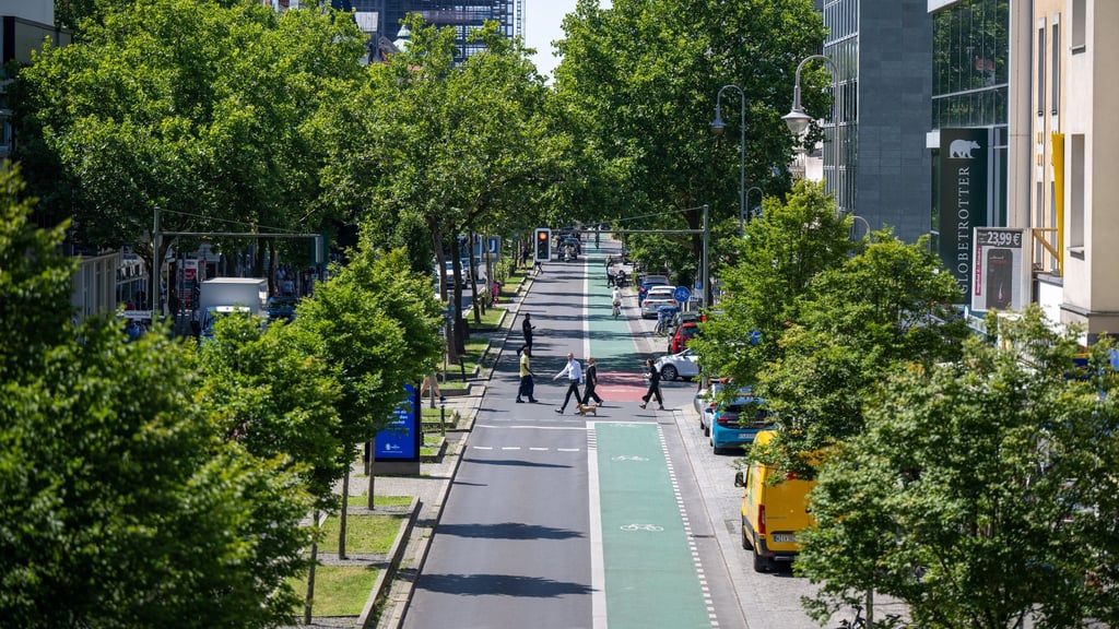 Die Schloßstraße ist die wichtigste Einkaufsmeile im Berliner Südwesten - die gleichnamige U-Bahnhaltestelle bleibt ein Provisorium. (Archivfoto)