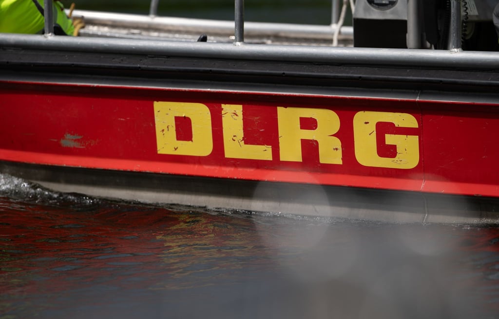 Einsatzkräfte haben die Leiche eines Mannes aus einem Baggersee geborgen. (Symbolbild)