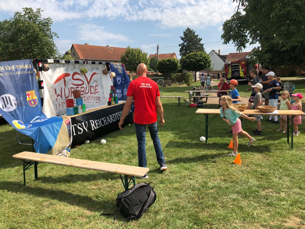 Dosenwerfen war eine von vielen beliebten Stationen der Kinderolympiade beim Reichardtswerbener Dorffest. Betreut wurde sie von den Handballern des Sportvereins TSV Reichardtswerben.