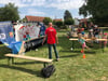 Dosenwerfen war eine von vielen beliebten Stationen der Kinderolympiade beim Reichardtswerbener Dorffest. Betreut wurde sie von den Handballern des Sportvereins TSV Reichardtswerben. 