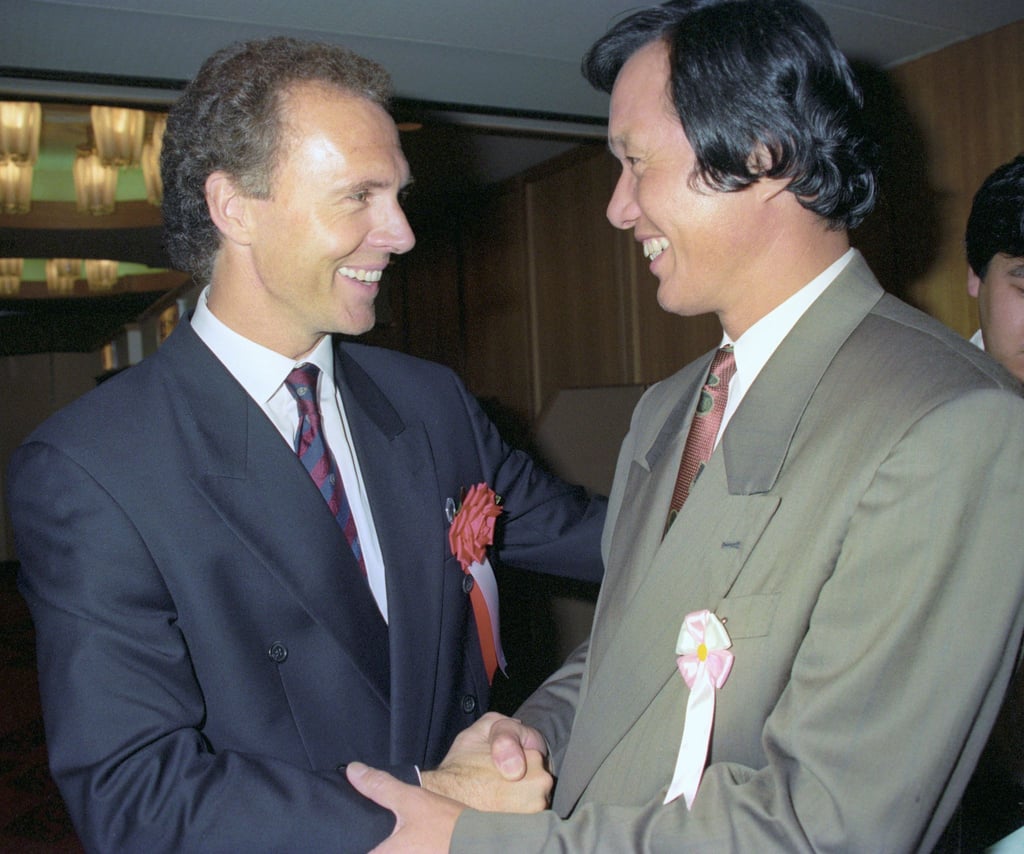 Kunishige Kamamoto, hier im Jahr 1991 mit Franz Beckenbauer, prägte die japanische Fußballgeschichte.