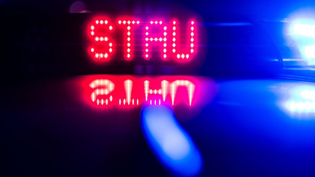 Reiseverkehr wegen der Ferien und Unfälle lösten Staus auf Autobahnen aus. (Symbolbild)