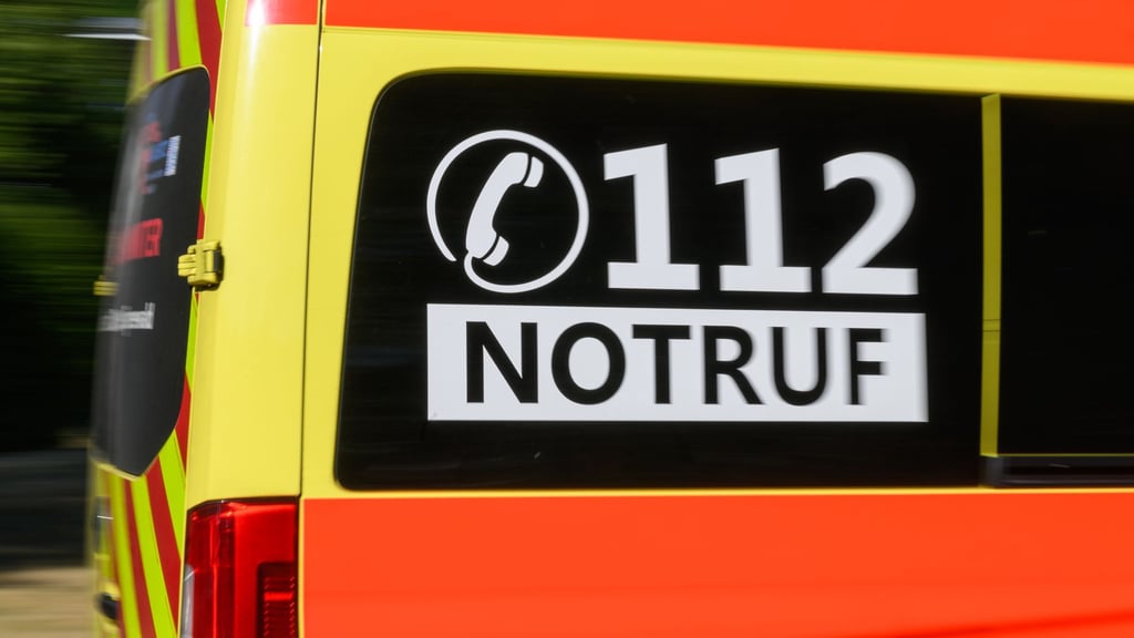 Rettungsseinsatz am See: Ein Junge stirbt nach einem Badeunfall. (Symbolbild)