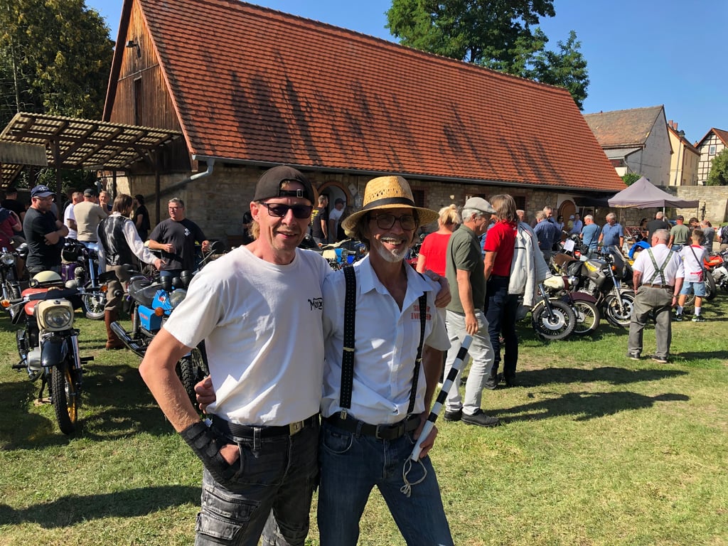 Torsten Busch (l.) und Ralf Woyack organisierten das Treffen, das einer Zeitreise durch die Geschichte der Fahrzeuge anmutet.