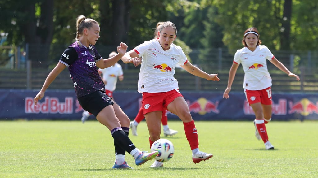 Gina Chmielinski (r.) erzielt das einzige Tor gegen Slavia Prag.