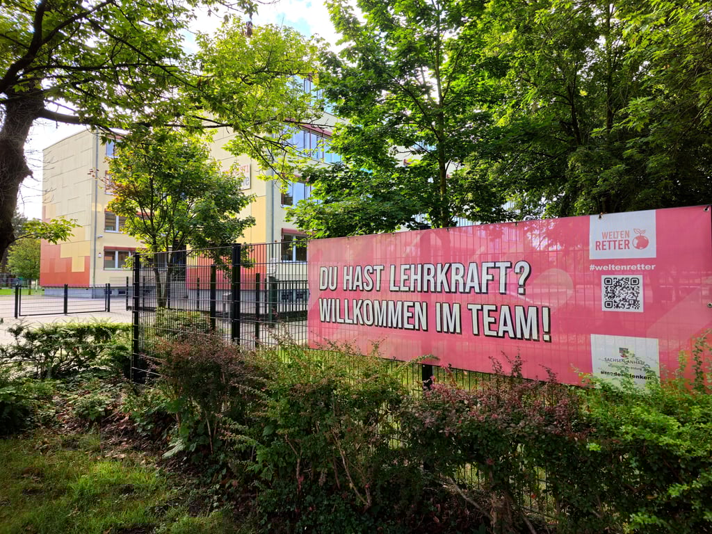 Mit großen Transparenten sucht Ciervisti nach Lehrkräften.