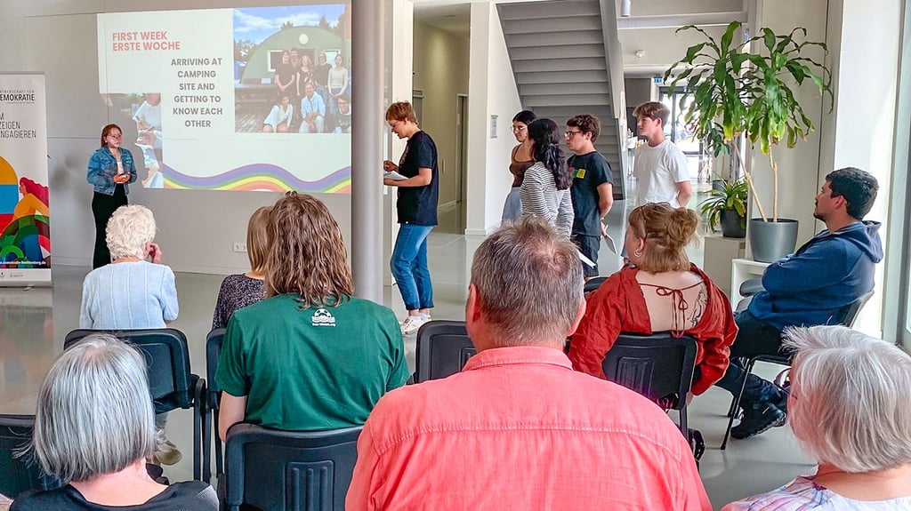 In der Gedenkstätte berichten die Teilnehmer des Workcamps (hinten stehend) am Freitag über die Ergebnisse ihrer Arbeit.