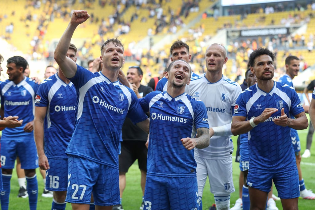 Die Spieler vom 1. FC Magdeburg bejubeln den Sieg gegen Dynamo Dresden.