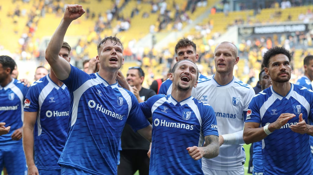 Die Spieler vom 1. FC Magdeburg bejubeln den Sieg gegen Dynamo Dresden.