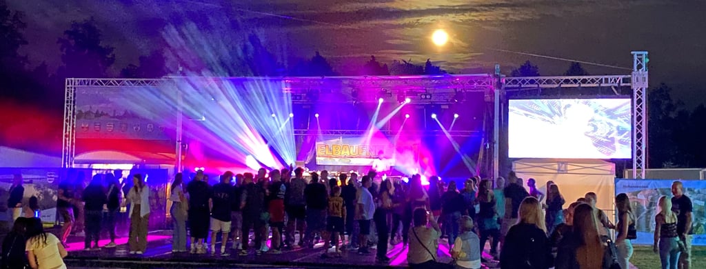 Den Auftakt beim Elbauenfest in Parey machte der Disco-Pogo-Abend mit DJ Dorian Mauer.