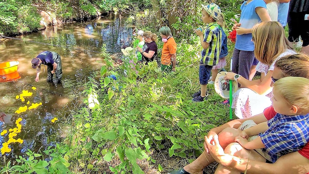 Gespannt verfolgen einige Kinder an der Selke in Gatersleben den Zieleinlauf des Entenrennens, das kurzfristig auf den Sonntag verlegt wurde.