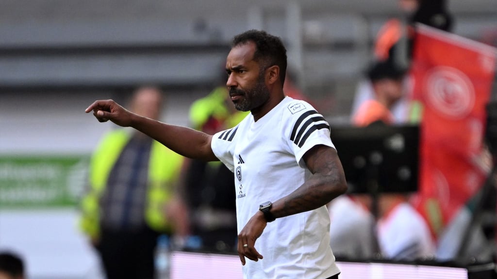Gerät unter Druck: Düsseldorfs Trainer Daniel Thioune.