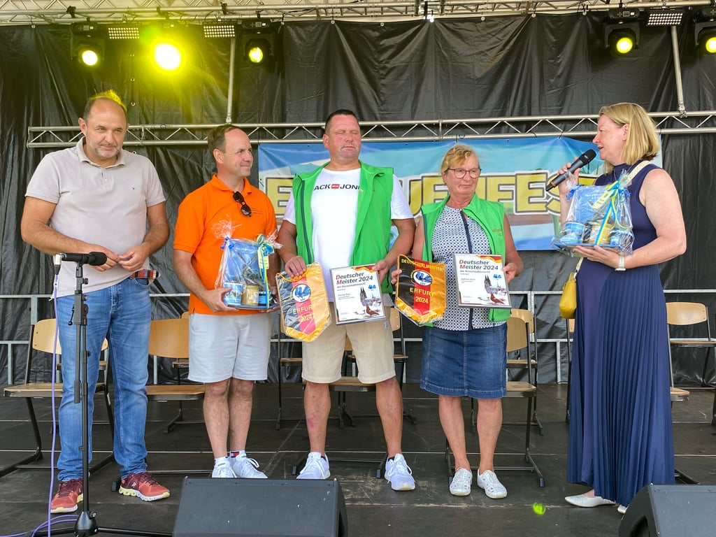 Patrick und Andreas Sens vom Rassegeflügelzuchtverein Ferchland und Umgebung 2000 werden für ihren Titel bei den Deutschen Meisterschaften 2024 geehrt.