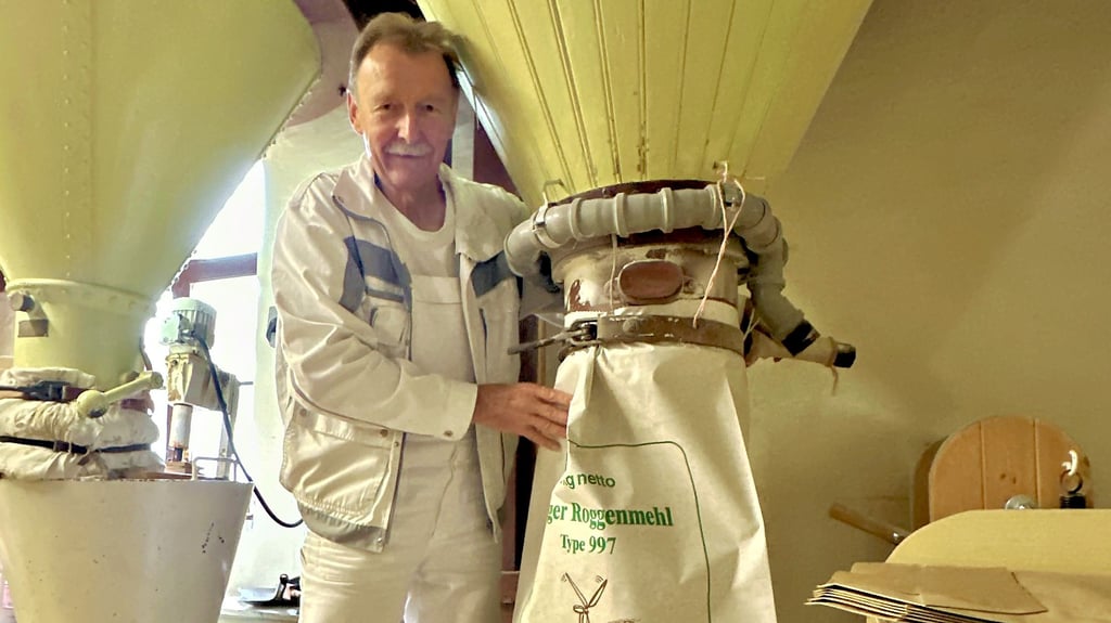 Original Roggenmehl aus Burg-Gütter: Müllermeister Gerald Hüttner an der Abfüllmaschine.