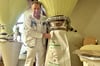 Original Roggenmehl aus Burg-Gütter: Müllermeister Gerald Hüttner an der Abfüllmaschine.