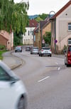 Unablässig  rollt der Verkehr auf der B87 in Almrich. 