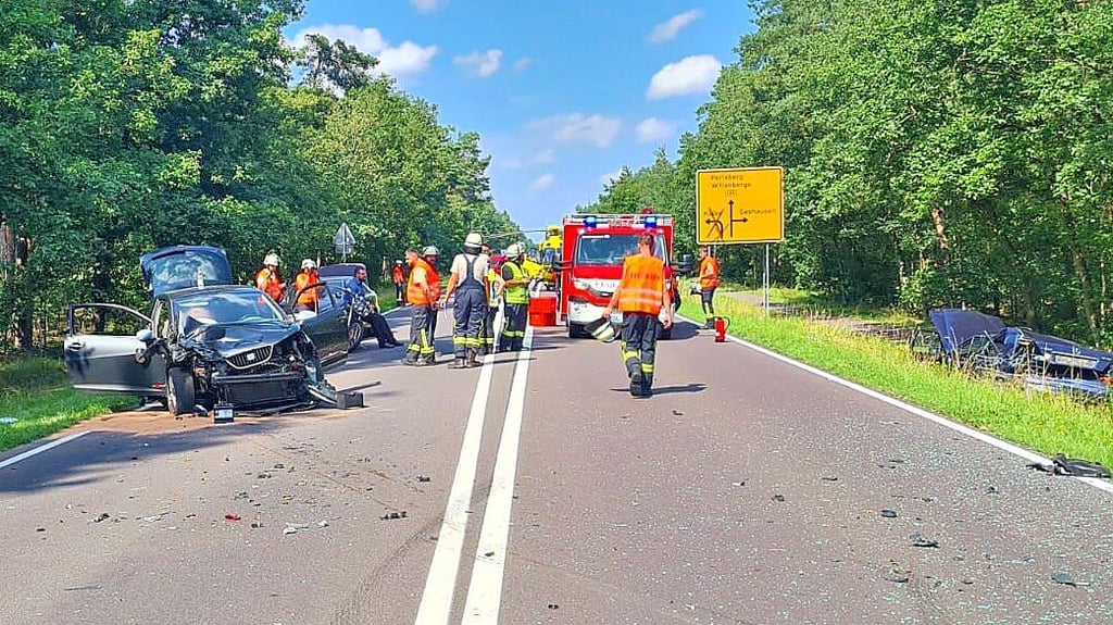 Ein Seat ist auf der B 189 bei Seehausen auf einen haltenden Mercedes aufgefahren. Drei Menschen wurden bei dem Unfall verletzt.